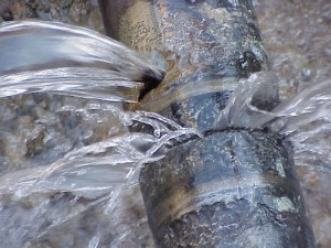 fuite de canalisation qui entrainent une perte considerable d'eau dans la nature