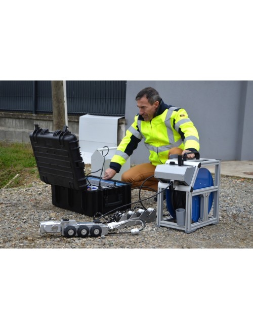Robot d'inspection 300AX en opération — technicien, chariot motorisé et touret
