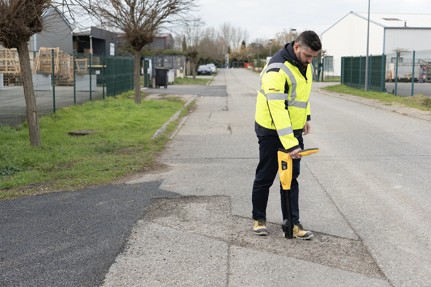 Technicien AGM TEC utilisant le localisateur vLoc 3 Cam sur chantier